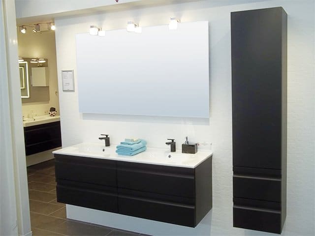 Et billede af en håndvask og spejl - VVS og sanitet​